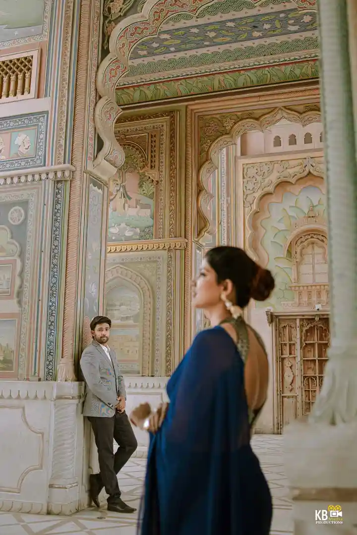 Wedding photography in Agra featuring a romantic couple shoot at the historic Red Fort