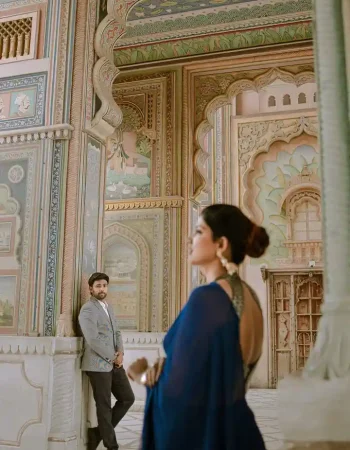 Wedding photography in Agra featuring a romantic couple shoot at the historic Red Fort